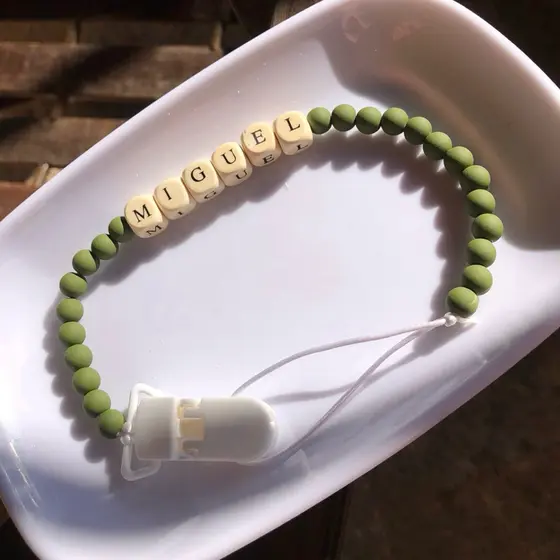 Prendedor de chupeta personalizado com nome do bebê  🧸