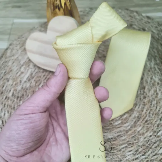 Gravata Amarelo Manteiga Trabalhada