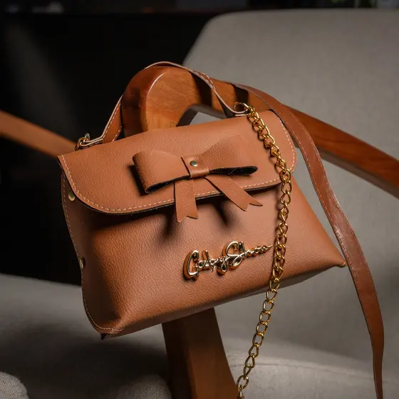 Bolsa Feminina Bauzinho Pequeno de Laço,Alça em Sintético e Corrente,Fechamento Magnético,Sintético PU.Gaby Show