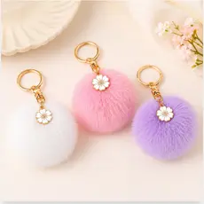 Chaveiro Pom Pom Pelúcia com Flor Esmaltada Fofo Bolsa Chaves Presente Feminino