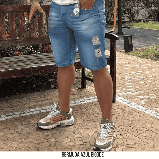 Bermuda Masculina Jeans Azul Médio Bigode Rasgada - Short Masculino Jeans Premium | Lions Jeans