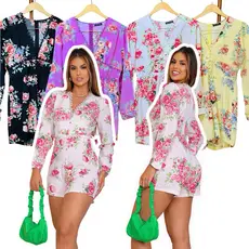 Macaquinho Feminino Luxo, Muito Lindo Delicado Com Rendas e Botões Macacão Curto