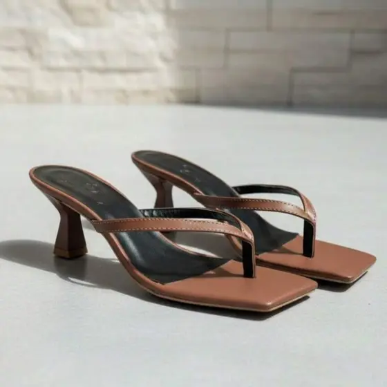 Tamanco flip flop quadrado salto baixo