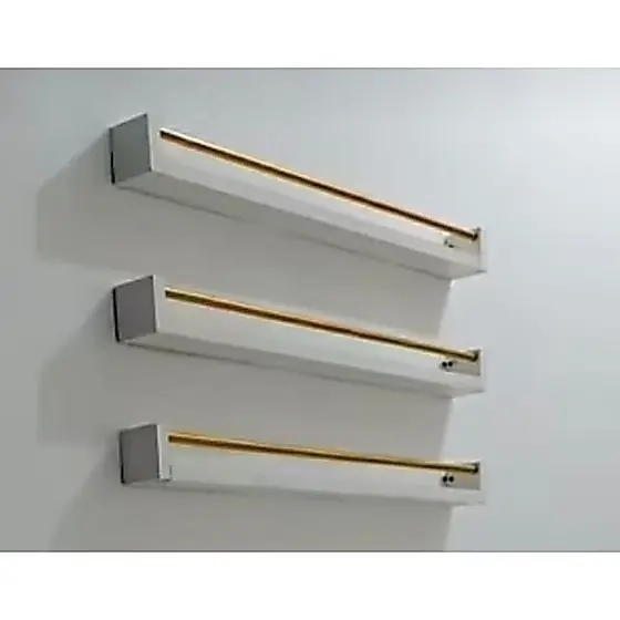 Expositor de esmaltes com barra de proteção dourada