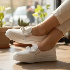 Tênis Feminino Slip On De Laço Com Pingente Casual Branco Para Enfermeira Área Da Saúde Calce Fácil Confortável