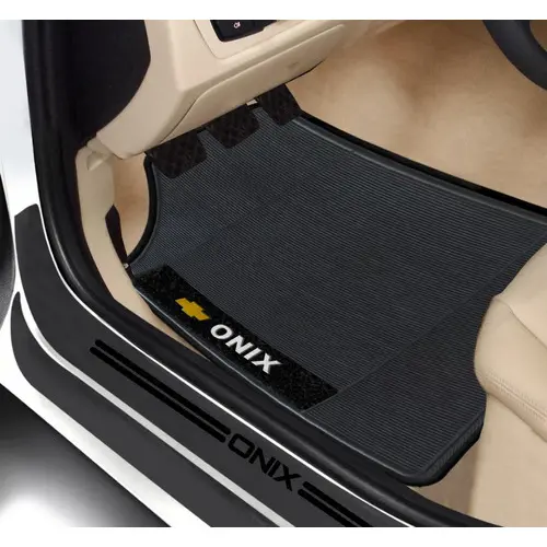Jogo Soleira Detalhe Preto + Tapete Lado Preto Gm Onix Universal Carro personalizado