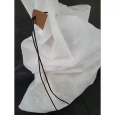 saquinhos de tnt 45x50 com cordinha e tag colocadas