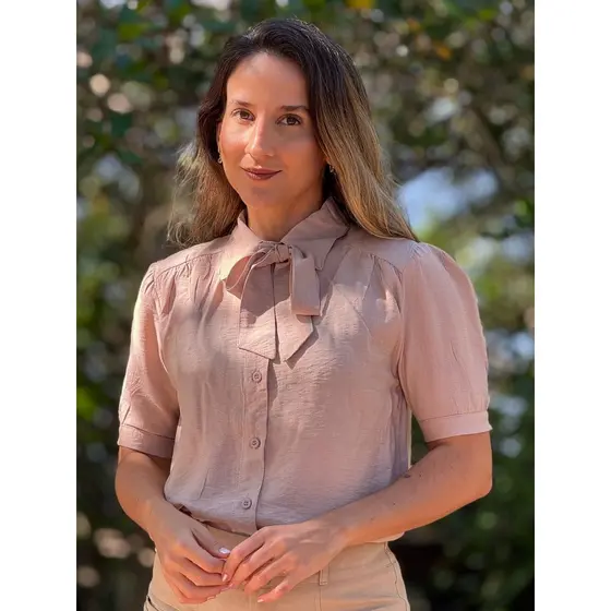 Blusa Feminina Tie Back Manga Curta Elegante Office Casual Com Gravatinha Sem Decote Lisa de Botões