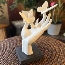 🦋 Escultura Mão com Borboletas - Decoração Minimalista e Elegante