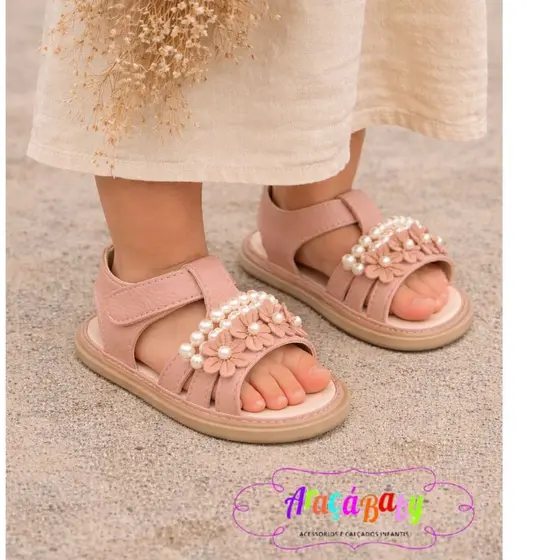 Sandália Infantil com Pérolas e Fechamento em Velcro – Delicadeza, Conforto e Praticidade