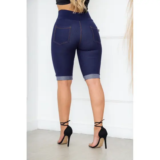Bermudas malha jeans cintura alta com barinha na perna comprimento no joelho com dois bolso atrás