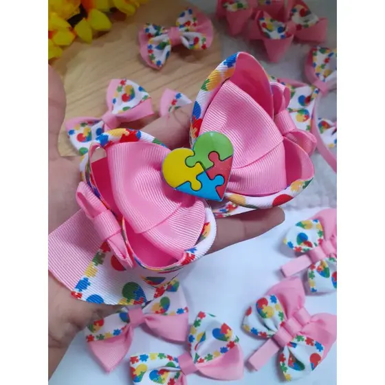 laço infantil com tema do autismo/laço de menina/laço escolar/laço símbolo do autismo/laço amora/cod026