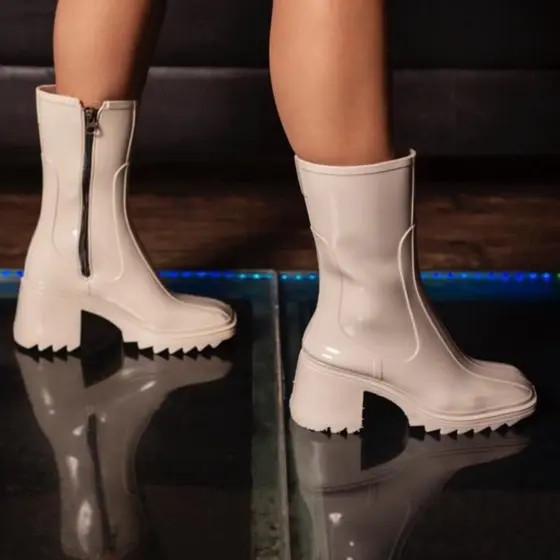 Bota Feminina Cano Alto Tratorada Salto Bloco Galocha Fashion Verniz Zíper