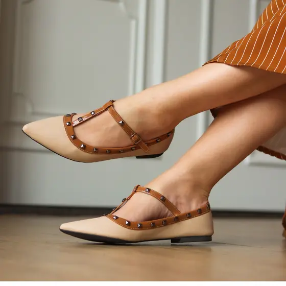 Sapatilha Feminina Bico Fino Moda Blogueira moda casual,Elegante ,Detalhe em Spike.