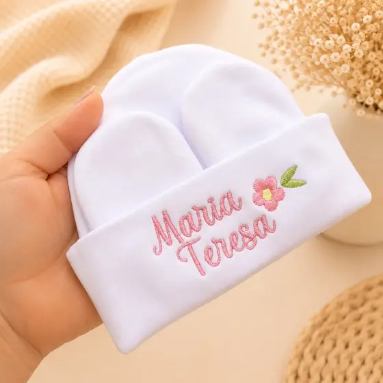 Kit Touca e Luvas Maternidade Recém-Nascido Super Macia Malha 100% Algodão RN Bordado Nome + Borboleta ou Flor.