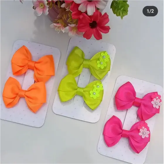 Par de laços neon no bico de pato com borrachinha antideslizante para meninas