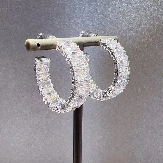 Brincos Femininos com Zircônia – Semi Joia Banhada a Ouro/Prata, Argola Luxuosa e Elegante