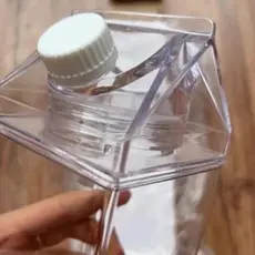 Garrafa de Acrílico Quadrada 1 litro Resistente para Geladeira Água Suco Leite Chá Com Tampa