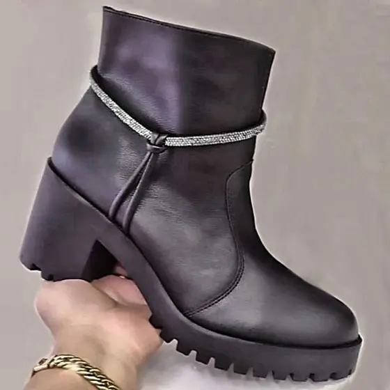 Bota preta feminina cano curto salto quadrado medio