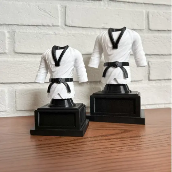 Trofeu Dobok Taekwondo 15cm