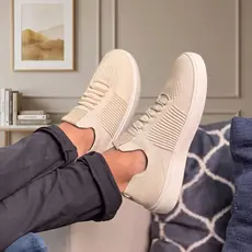 Tênis Slip On Masculino em Malha Knit Cinza com Cadarço e Solado Branco Flexível Estilo Urbano