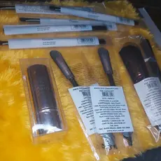pincéis e esponjas faciais variados.