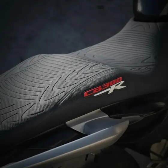 Capa banco de moto emborrachada 3D Preta universal CB300