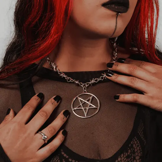 Colar Pentagrama Estilo Feminino Masculino  Corrente de Arame Farpado Punk Rock Off