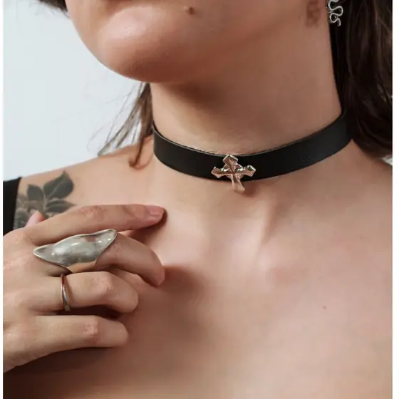 Gargantilha Prateado Minimalista de Cruz Choker Gótico Estilo Dark Couro Sintético Off
