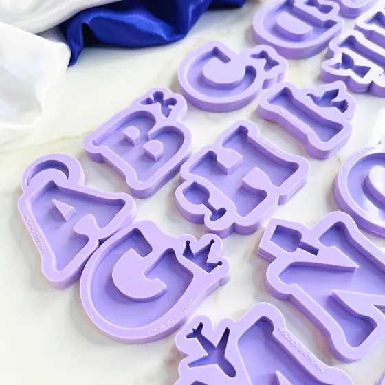Molde de silicone para chaveiro letra inicial em resina. Letras individuais do alfabeto 3,9cm + pingente.