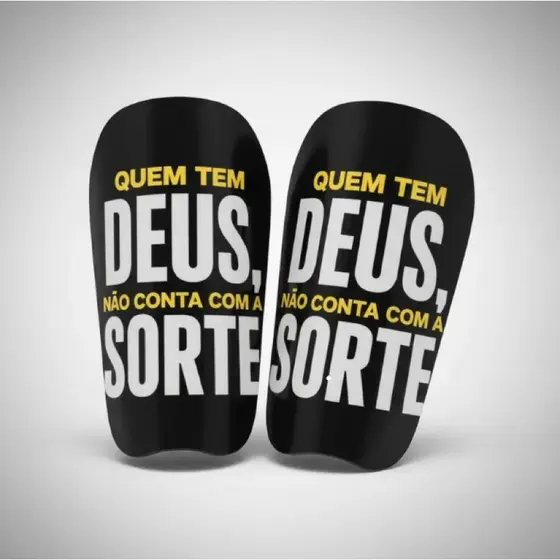 Caneleira Personalizada Futebol Futsal Quem Tem Deus Não Conta com a Sorte.
