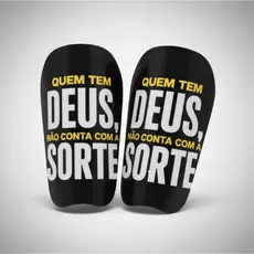 Caneleira Personalizada Futebol Futsal Quem Tem Deus Não Conta com a Sorte.