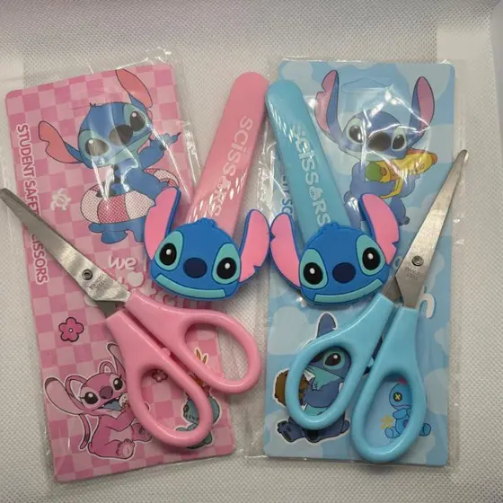 Tesoura Escolar Stitch e Angel com Capa Protetora Papelaria Fofa