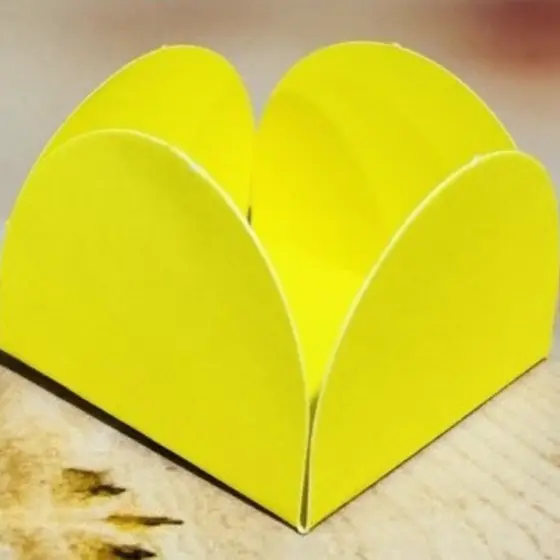 KIT Forminhas Amarelo Vivo Para Doces 4 Pétalas MÉDIA 3,3X3,3X2,2  10.3 (Nc Toys Simples)