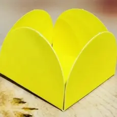 KIT Forminhas Amarelo Vivo Para Doces 4 Pétalas MÉDIA 3,3X3,3X2,2  10.3 (Nc Toys Simples)