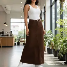 Saia longo jeans de cintura alta com fenda traseira e barra desfiada