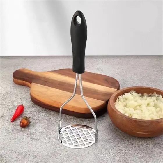 Amassador Espremedor Manual De Batatas E Legumes Multiso Aço Inox Com Cabo Plástico