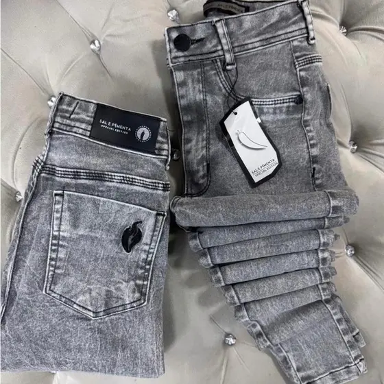 Calça Jeans Sal e Pimenta com Lycra Levanta Bumbum Cintura Alta