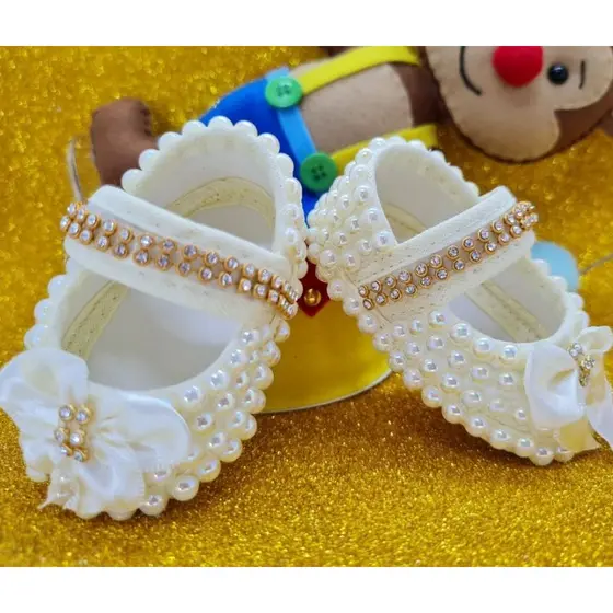 sapatinho bebê menina customizado com perolas e laço