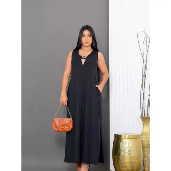 Vestido Plus Size Longo de Regata com Fenda Lateral