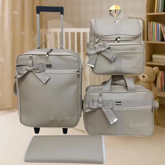 kit de bolsas de maternidade com mala de rodinha e mochila 2 em um  dourado light com faixa bege