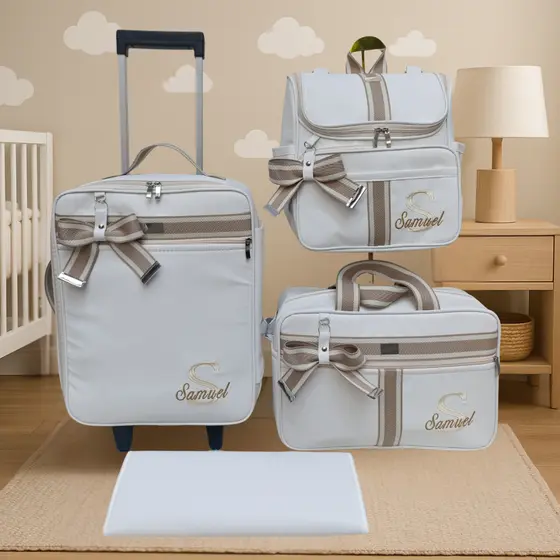 kit de bolsas de maternidade com mala de rodinha e mochila 2 em um branco com faixa bege listrado