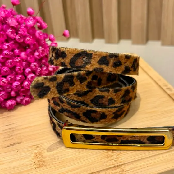 Cinto Feminino Aninal print oncinha com pelo sintético fivela dourada moderna sofisticada onça moda