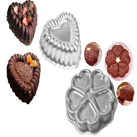 Kit 2 Formas de Bolo Decoradas, Forma de Bolo Coração Gomada + Forma de Bolo 5 Corações Vulcão