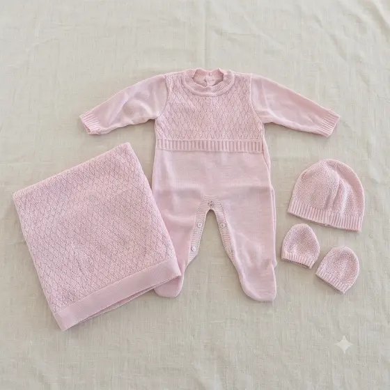 Kit Saída Maternidade Menina Rosa Tricô com 04 Peças, Macacão, Manta, Touca e Luva, Recém Nascido