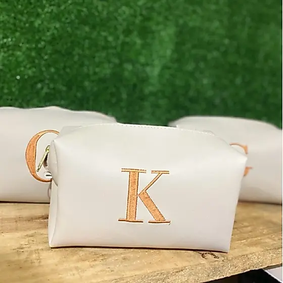 Bolsinha/necessaire multifuncional bordado com inicial