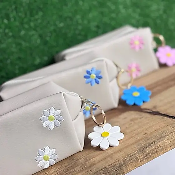 Necessaire Multifuncional em Courino 15x8cm com Flores Bordadas + Chaveiro Flor