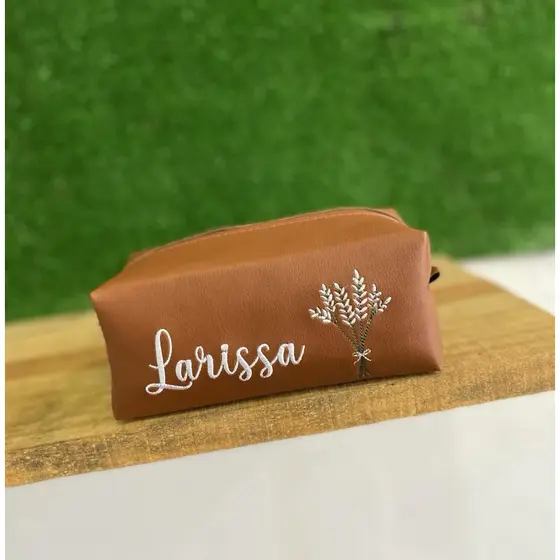 Bolsinha multifuncional, necessaire média personalizada e com flor bordadas CARAMELO COM BRANCO