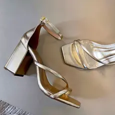 Sandália Feminina Com Tira Cruzada Salto Bloco