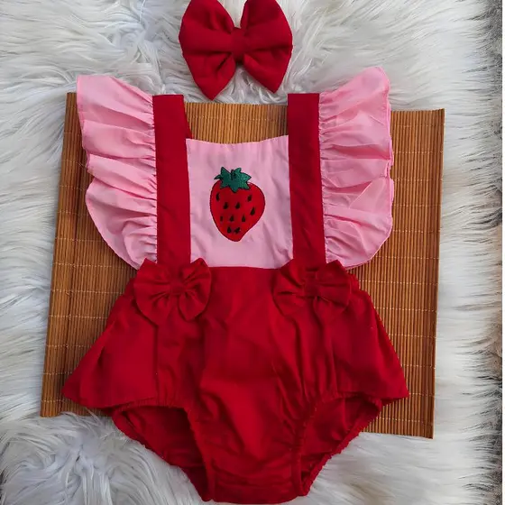 Jardineira romper temático, coleção frutinhas bordadas.
